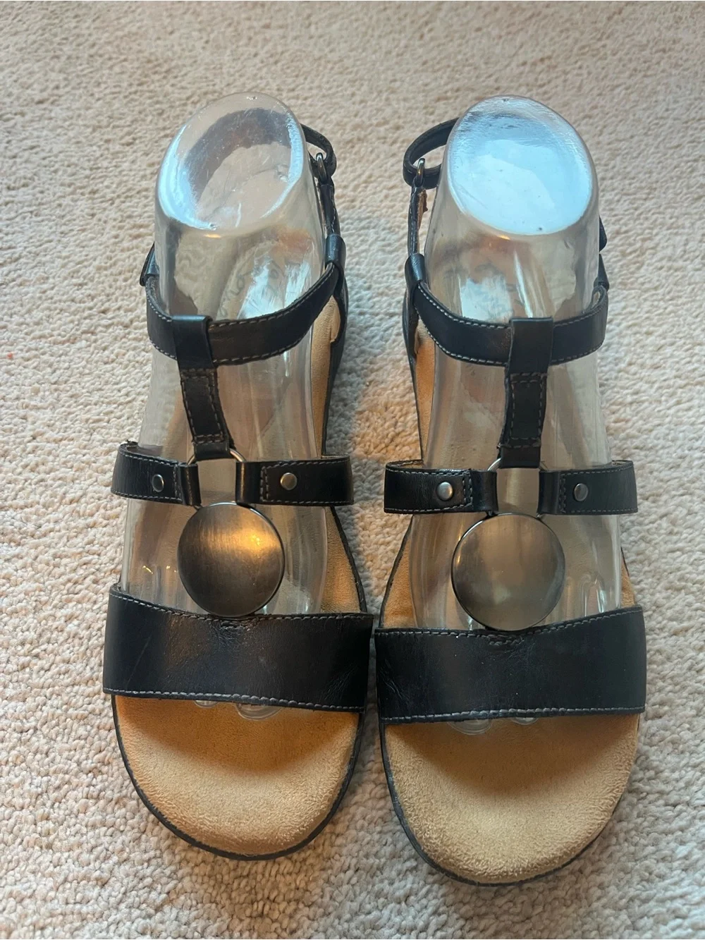 Natural Soul Black Leather T-Strap Women's Sandals 8.5 Silver Medallion - Picture 11 of 14